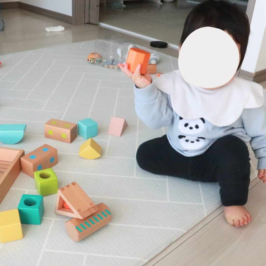 音いっぱいつみきを振って遊ぶ画像